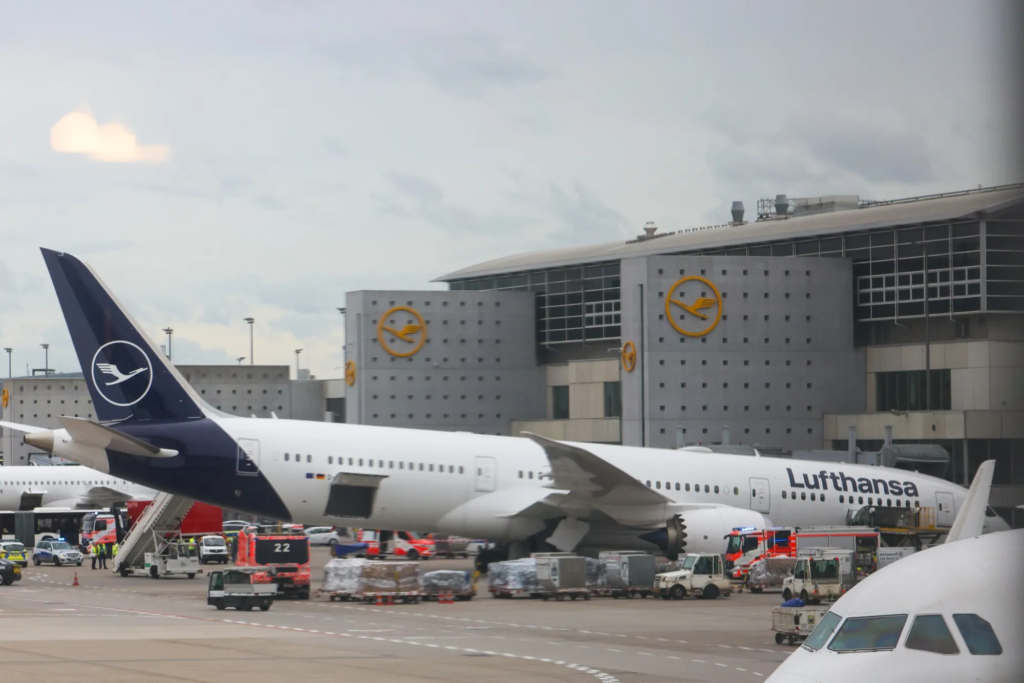 Lufthansa Boeing 787 Suffers Nose Gear Failure