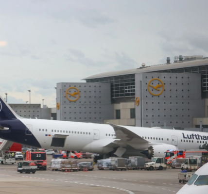 Lufthansa Boeing 787 Suffers Nose Gear Failure