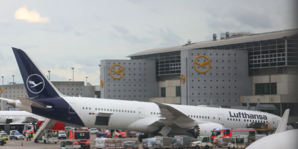 Lufthansa Boeing 787 Suffers Nose Gear Failure