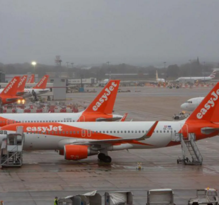 Thunderstorms Trigger Widespread Flight Disruptions at Heathrow and Gatwick Airports