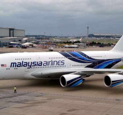 Malaysia Airlines Pilot Distracted by Laser Beam