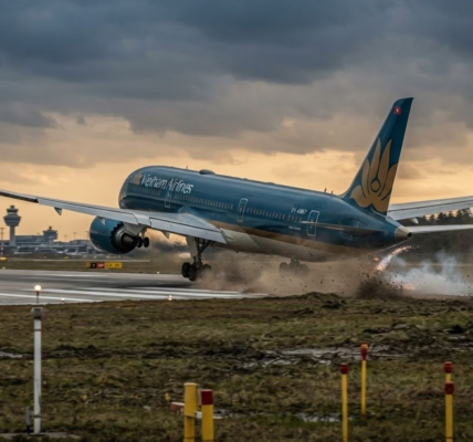 Boeing 787-9 Runway Overrun at Munich Airport, Tail Strike Reported
