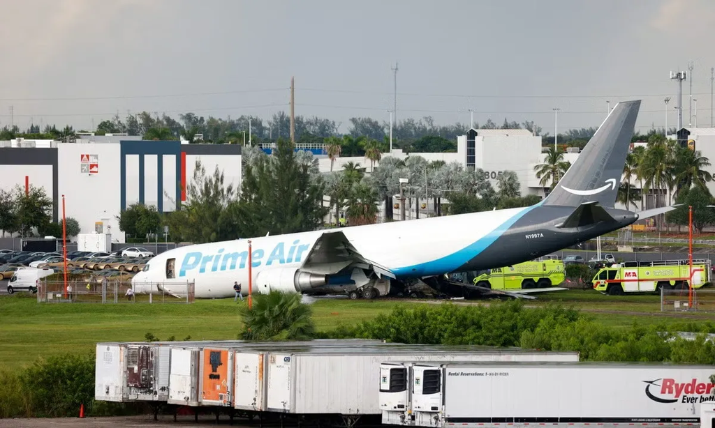Boeing 767 Crashes at Miami Airport, Five Killed