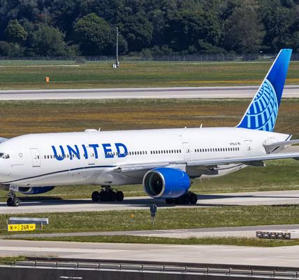 United Airlines Boeing 777 News: Aircraft Drops 3,000 Feet, Injuring Four Flight Attendants